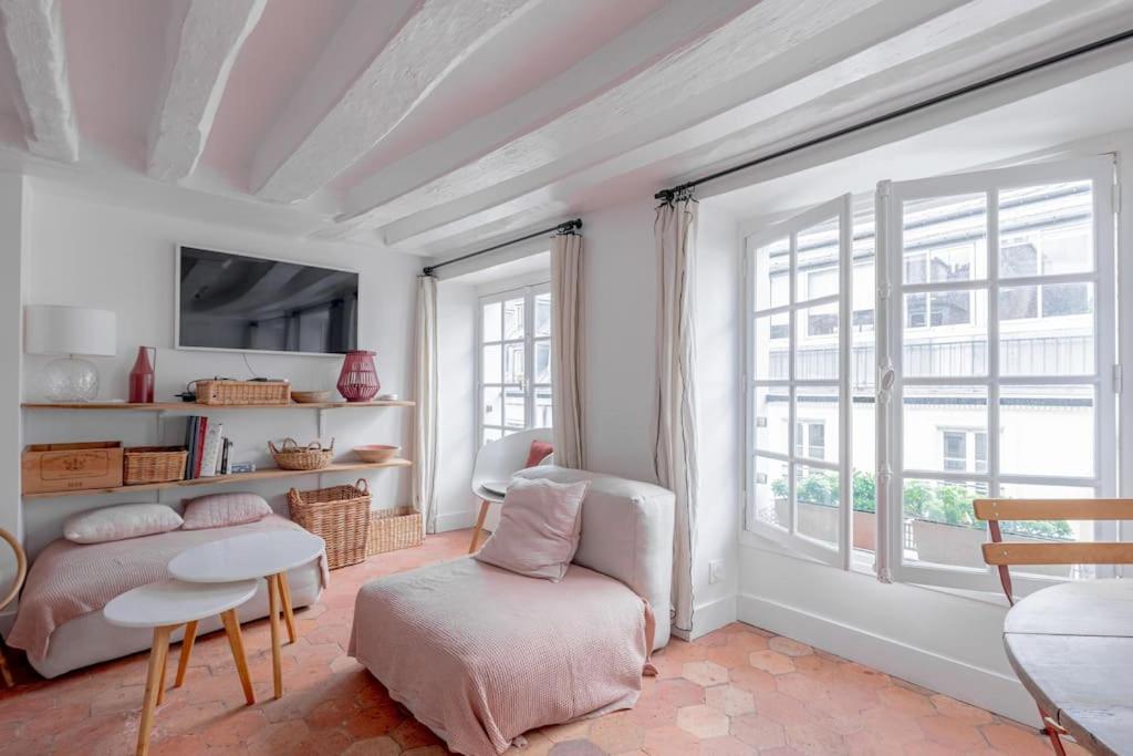 3 Rooms, View On Roofs Chic & Cosy - 70 M2 Apartment