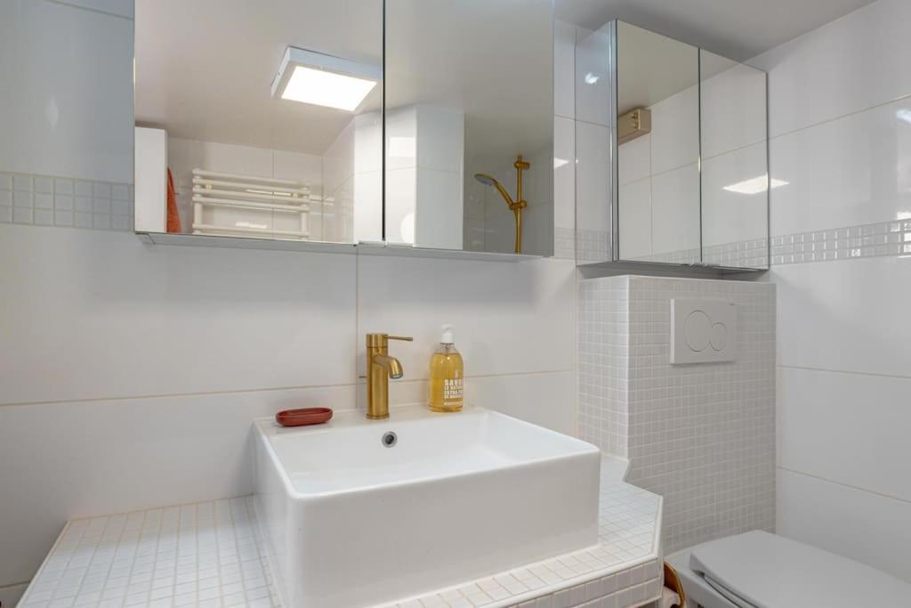 3 Rooms, View On Roofs Chic & Cosy - 70 M2 Apartment Paris