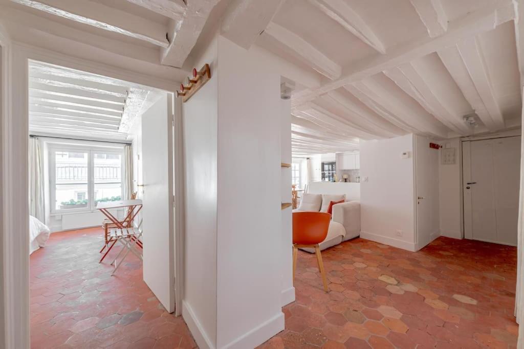 3 Rooms, View On Roofs Chic & Cosy - 70 M2 Apartment Paris
