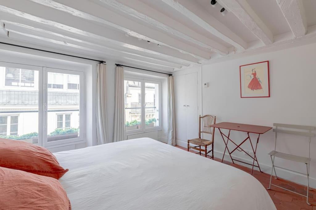3 Rooms, View On Roofs Chic & Cosy - 70 M2 Apartment *